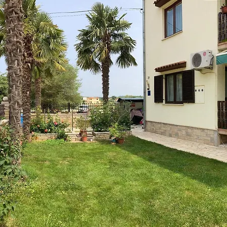 Apartment Mit Terrasse Funtana