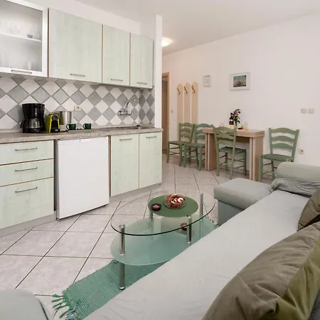 Apartment Mit Terrasse Funtana