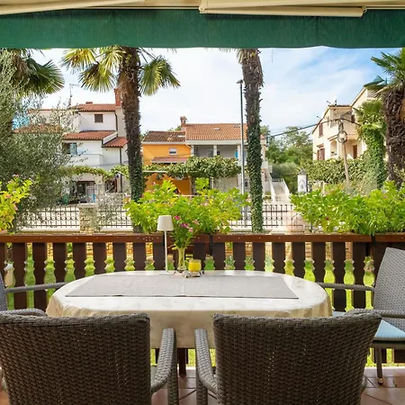 Mit Terrasse *