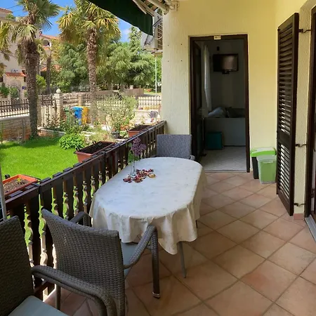 Mit Terrasse *
